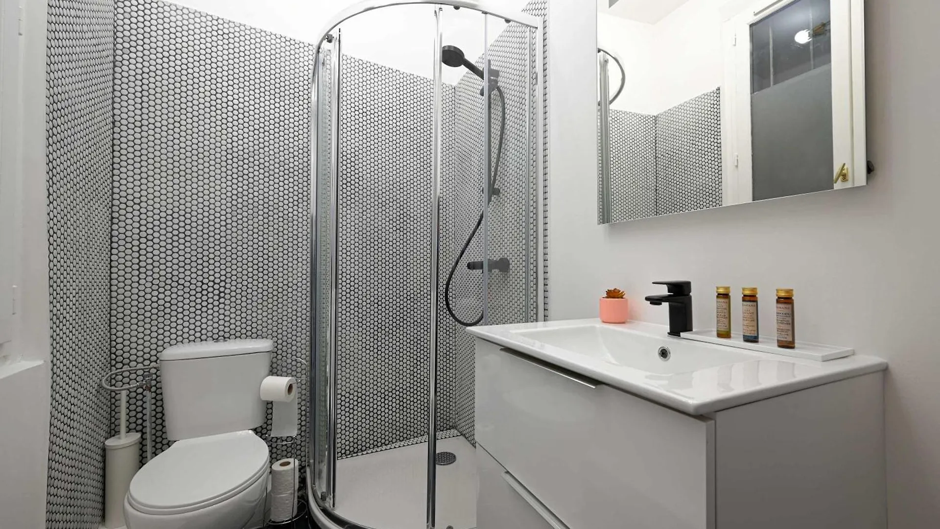 Large Studio With Modern Art Vibes Perfect For 3 Paris 0*,
