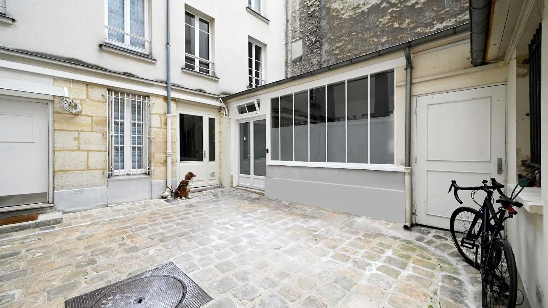 Large Studio With Modern Art Vibes Perfect For 3 Paris