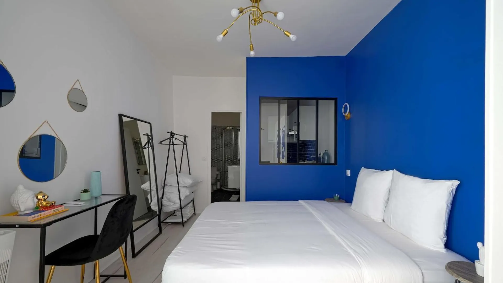 Large Studio With Modern Art Vibes Perfect For 3 Paris France