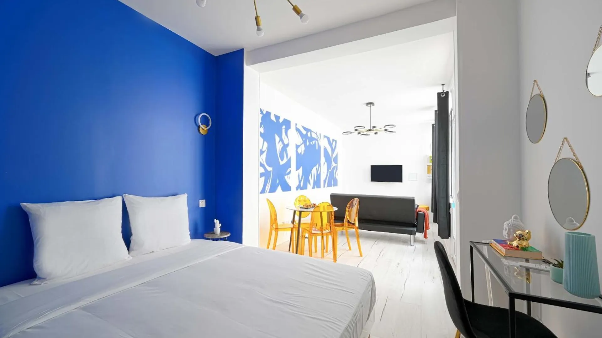Large Studio With Modern Art Vibes Perfect For 3 Paris