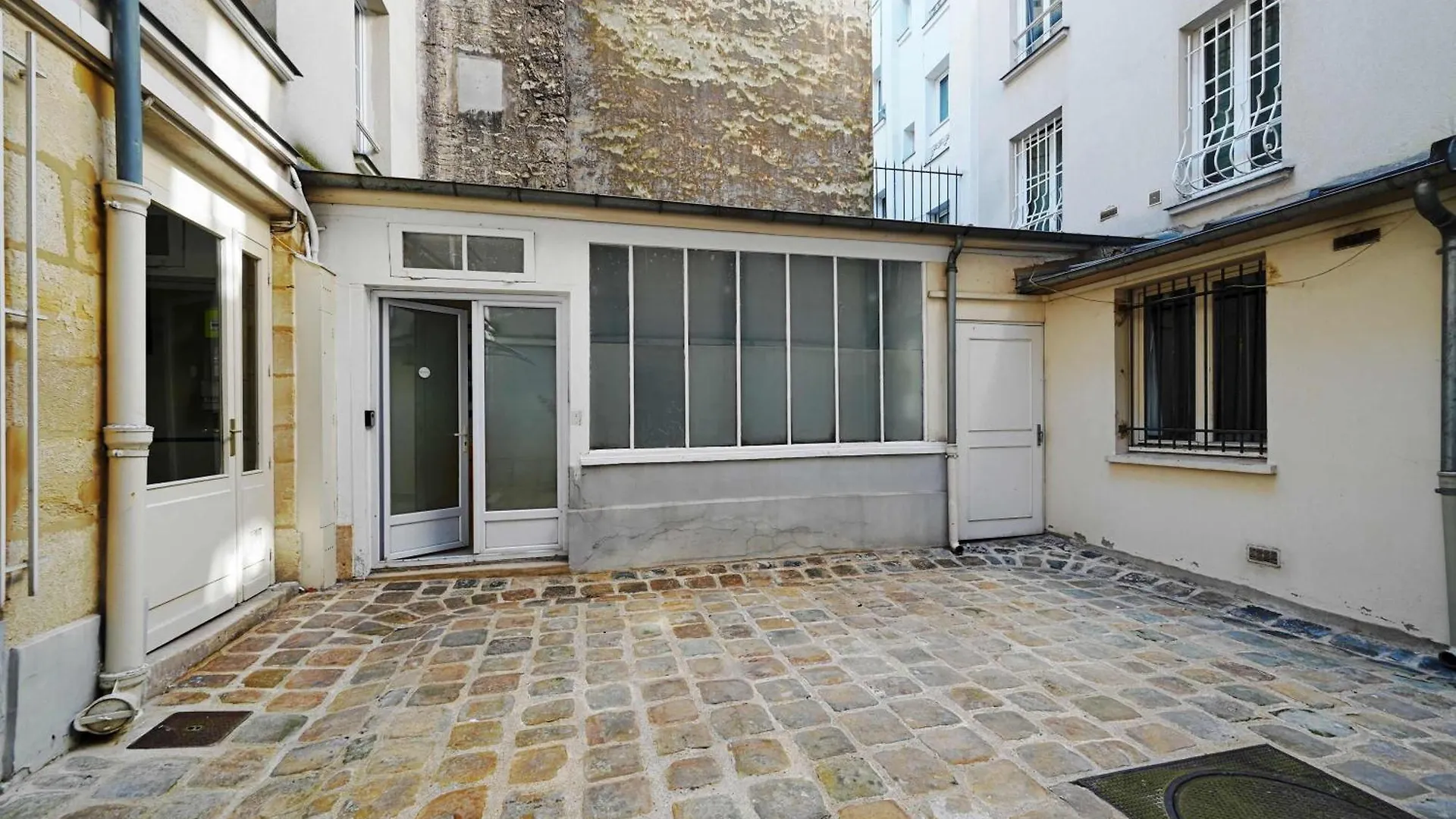Large Studio With Modern Art Vibes Perfect For 3 Paris France
