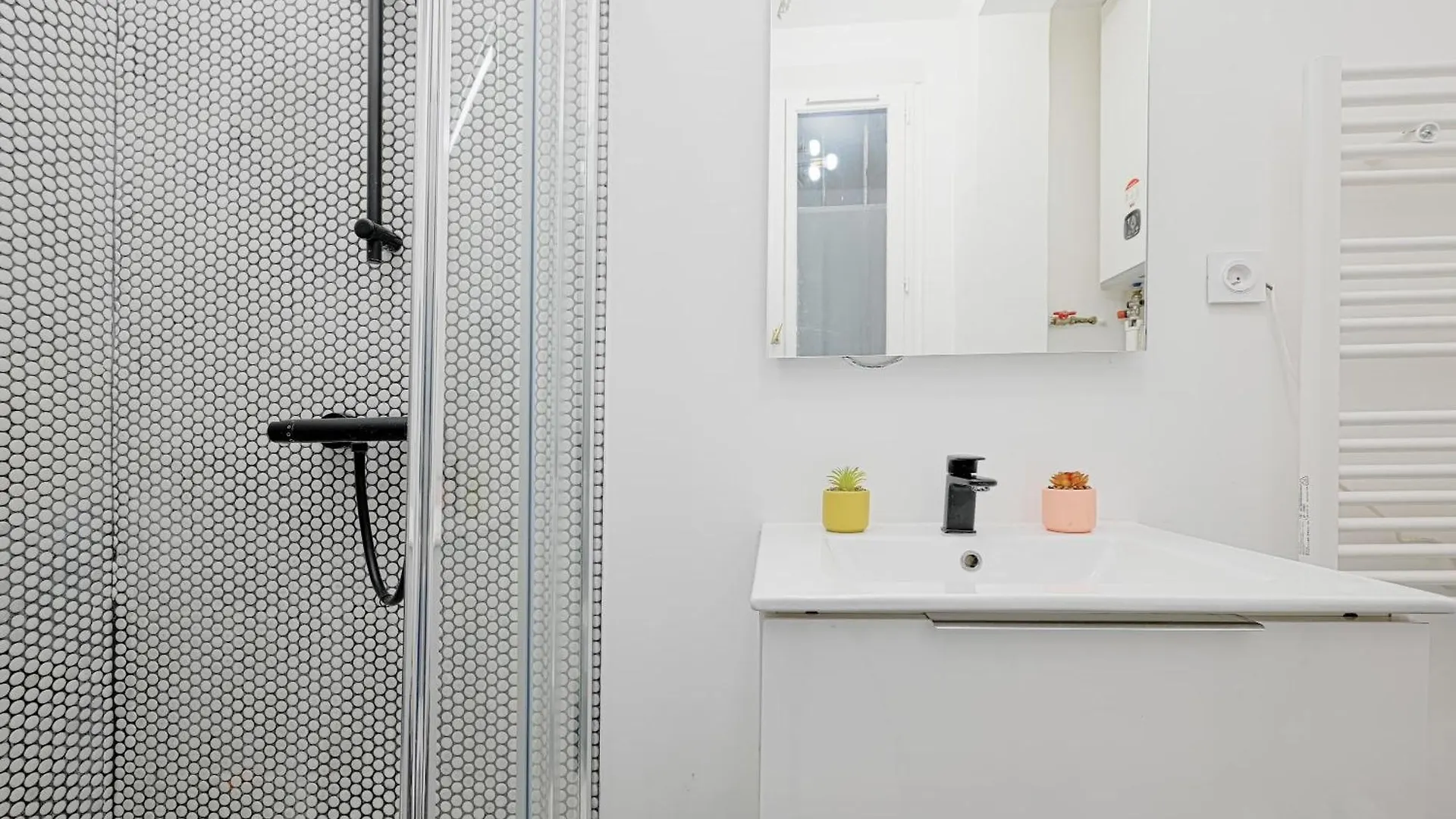 Large Studio With Modern Art Vibes Perfect For 3 Paris